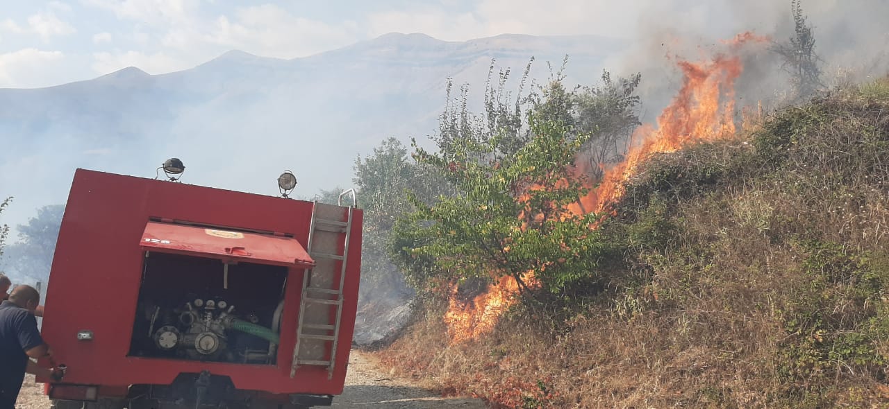 Ministria e Mbrojtjes dërgon 70 punonjës dhe 6 makina zjarrfikëse,situatë emergjente në Finiq.