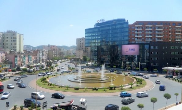 Tiranë/ Grabitet pika e këmbimit valutor