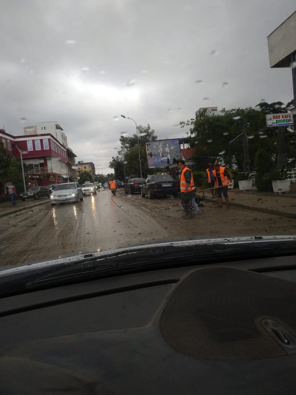 Xhacka ben bilancin, sa banesa u permbyten nga kanalizimet ne Tirane