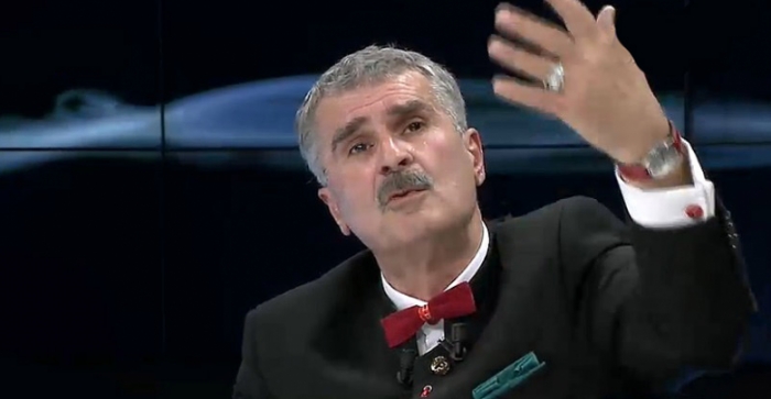 FOTO/ Kujtim Gjuzi ‘eksperimenton’ me modelin e flokëve, ja si duket