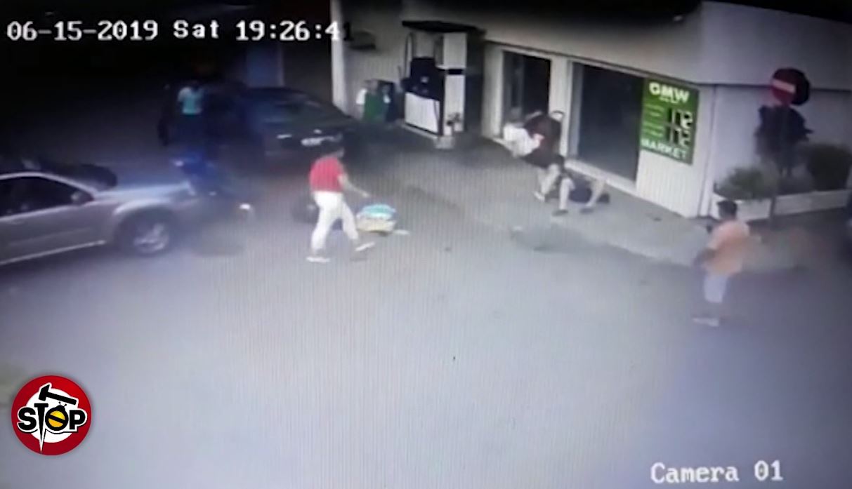 Video denoncuese/Gruaja ndjek me makinë dhe përplas të riun, më pas e godet me shkelm