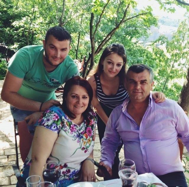 Masakra në Librazhd, në varrimin e prindërve vetëm vajza, djali ka përfunduar në spital