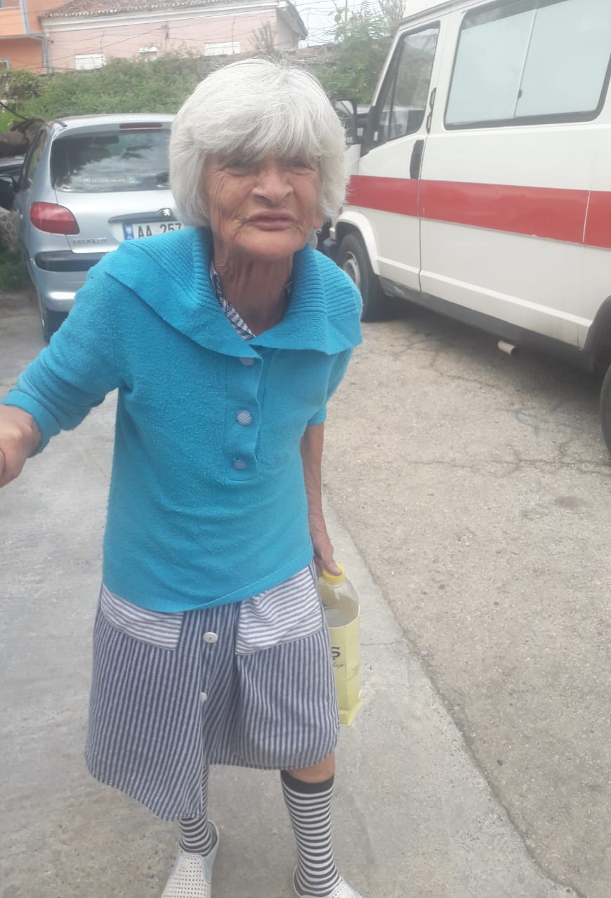 Tenton të hidhet në lumë, çfarë ndodhi me të moshuarën, policia apel qytetarëve