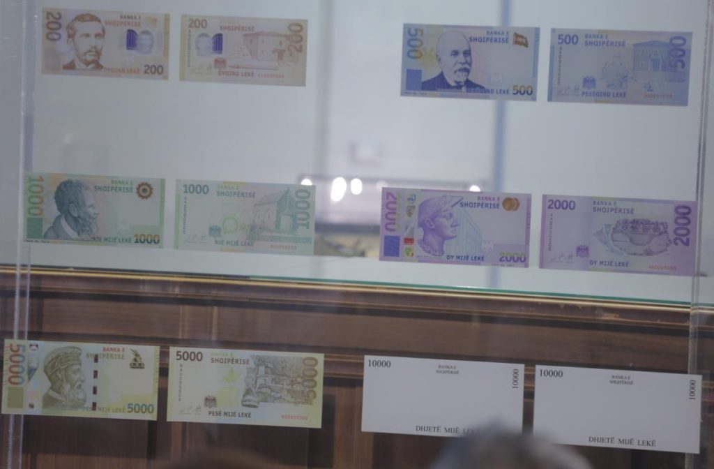FOTO/Dalin sot në treg kartëmonedhat e reja 200 dhe 5000 lekë, si do vijohet me të vjetrat
