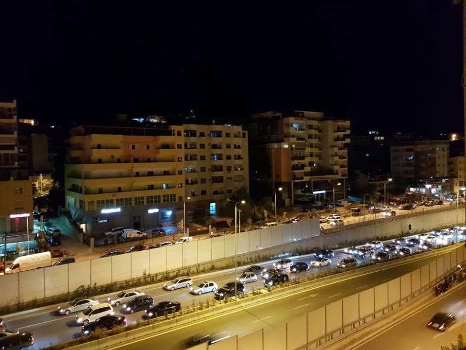 Sizmologu qeteson Tiranen, por njerezit kthehen ne kafe por jo ne shtepi