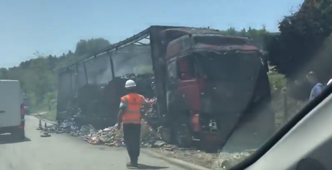 Lajm i fundit/Merr flakë kamioni në aksin Përrenjas-Librazhd