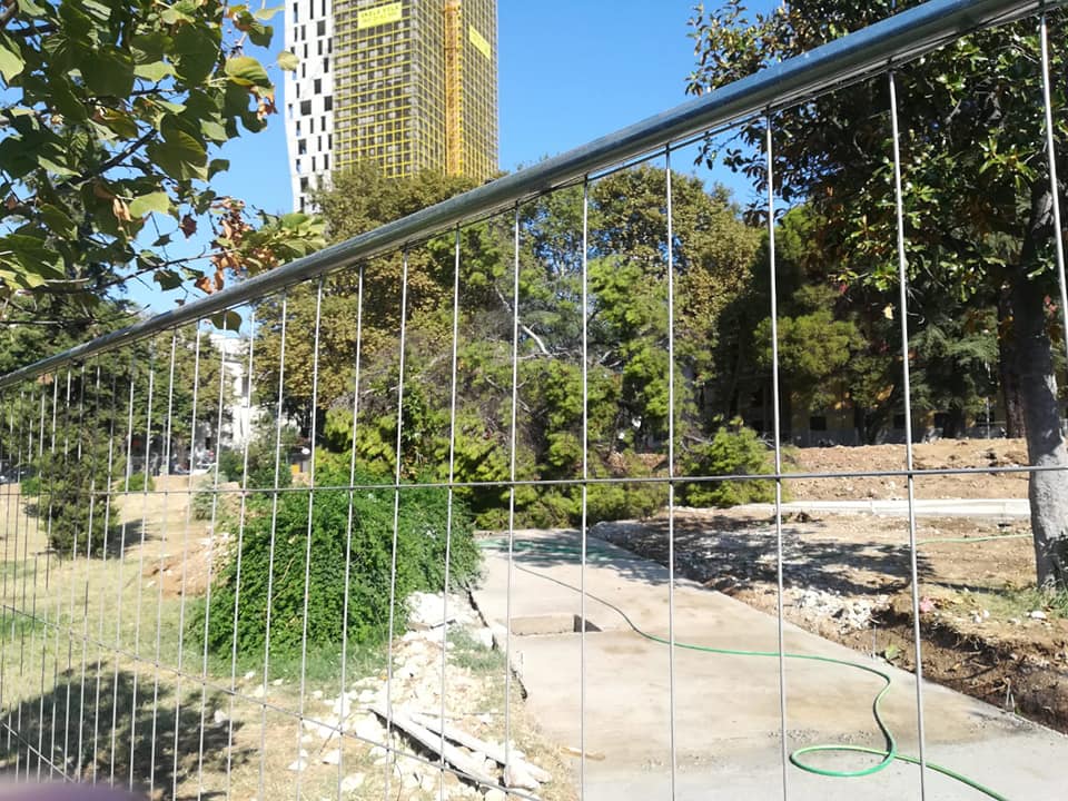 FOTO/Shkulje pemësh dhe pamje skandaloze, si po shkon rehabilitimi i Parkut Rinia