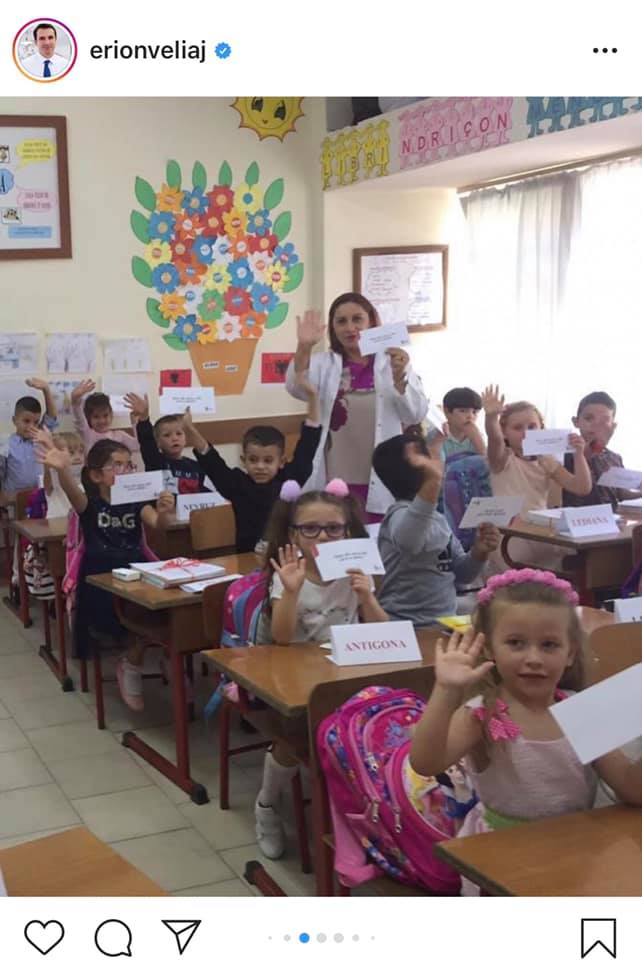 FOTO/Zhupa denoncon propagandën e Veliajt: Si po i indoktrinon fëmijët me arritjet e tij imagjinare