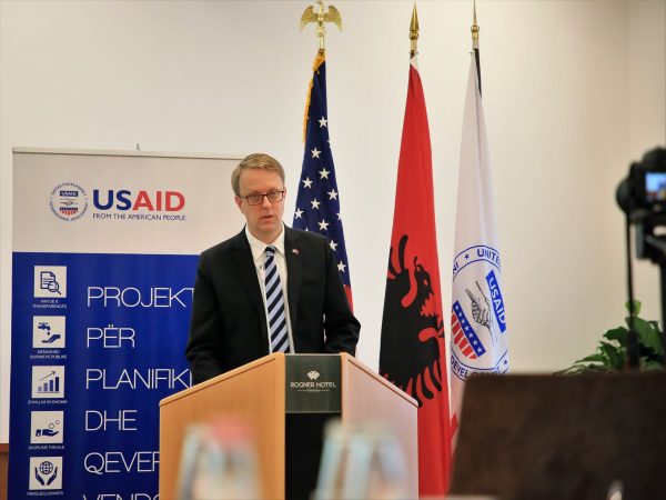 “Lajm i keq për zyrtarët e korruptuar”, Çfarë po paralajmëron Ambasada Amerikane