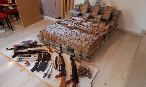 Trafik armësh nga Shqipëria drejt Greqisë, arrestohen 16 persona nga policia greke