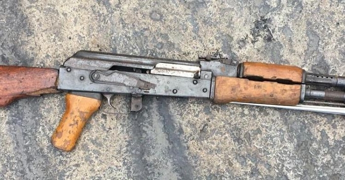 Qytetarët e denoncojnë se mbante armë në gomisteri, pranga 31-vjeçarit