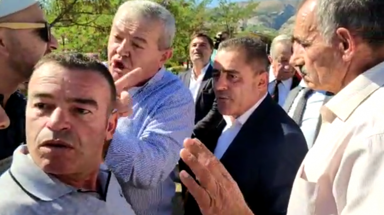 Sherr në ceremoninë përkujtimore në Gjirokastër, Roshi shkakton tension: Luftë mes dy Partive të Ballit