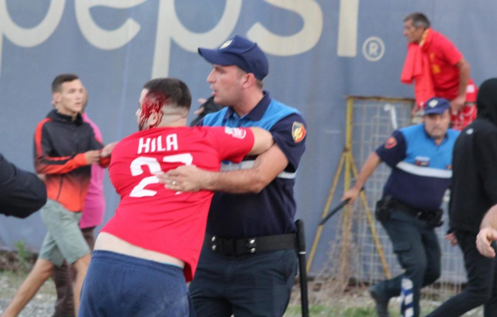 Dhune masive ne stadiumin Selman Stermasi para derbit kryeqytetas