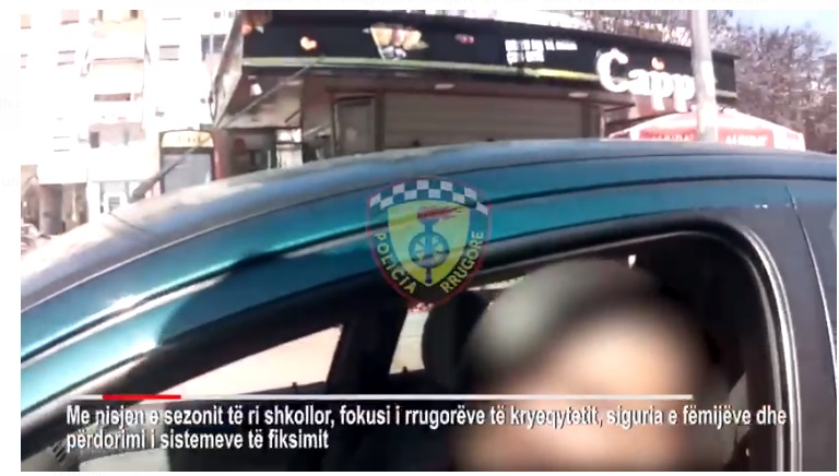 VIDEO/ Fillimi i vitit shkollor, polica e Tiranës gjoba për mbajtjen e femijëve pa sisteme fiksimi