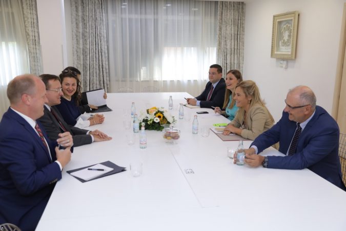 Zbardhet takimi i Kryemadhit me zyrtarin e DASH