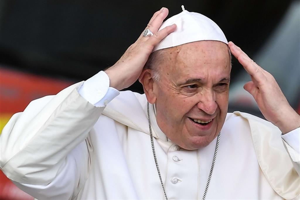 Vatikan/ Papa bllokohet 25 minuta brenda në ashensor