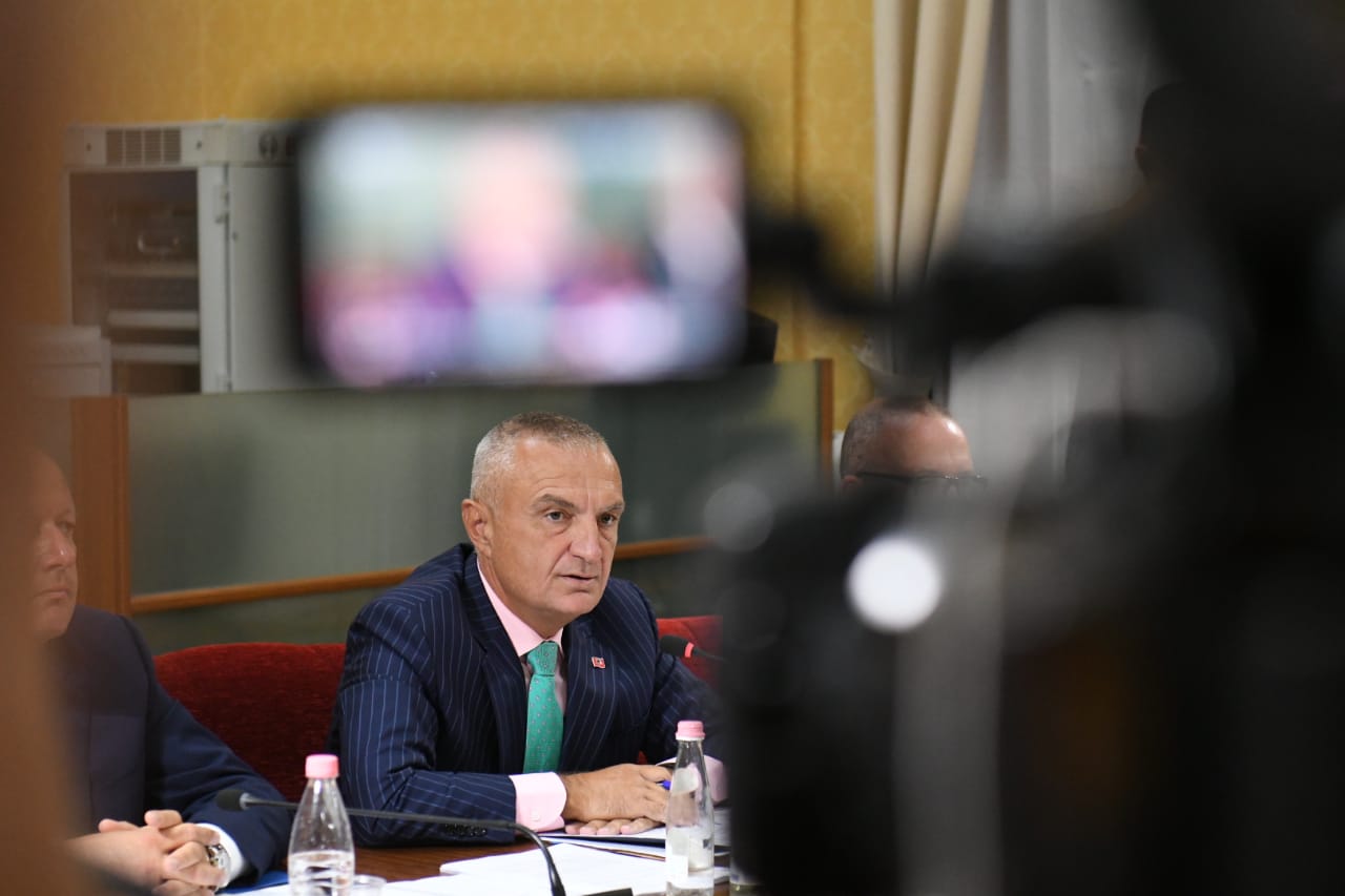 “Ku e gjeni të drejtën për të çdekretuar”, Meta nuk ia përton deputetes: Ashtu si qeveria çfuqizon ligje…