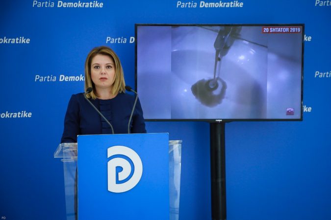 VIDEO/”Qytetarët pa ujë”, PD i kthehet Veliajt: Po gënjen për cilësinë, vjen i ndotur në rubinet