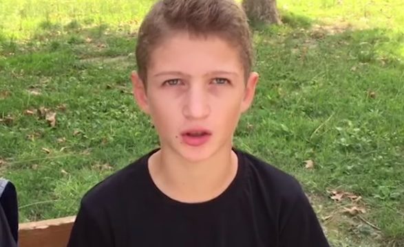 E trishtë, 13-vjeçari në pamundësi për të blerë librat: “Babait i kanë thyer brinjët grekët…”