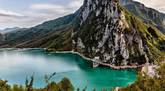 Thellohet problemi me ujin në Tiranë, defekt i rëndë në Bovillë, ndërprerje në disa zona