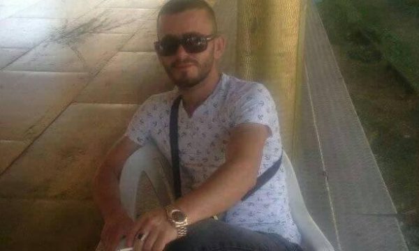 FOTO/Sherri mes dy familjeve, kush është 29 vjeçari që mbeti i vdekur nga goditja me thikë