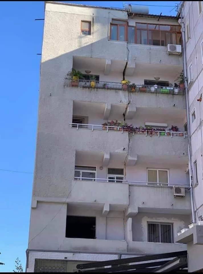 VIDEO/ Ankthi nga termeti, mijera durrsake flene jashte