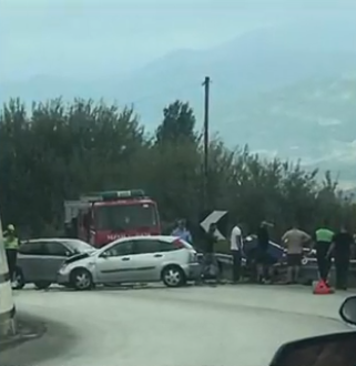 Përplasen fort 3 makina në Elbasan, disa të plagosur, humb jetën e reja