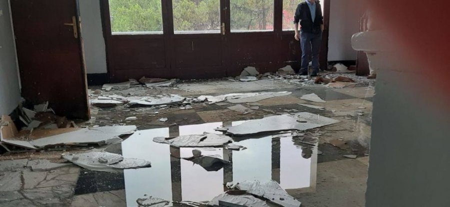 FOTO/Pas tërmetit fakulteti i Gjeologji Minierave përmbytet nga shiu, shihni shkatërrimet brenda godinës