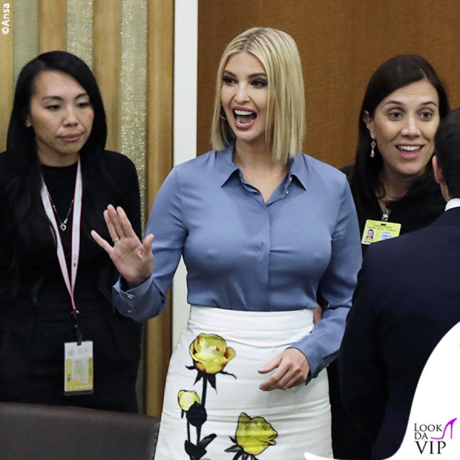 FOTO/Ivanka Trump “harron” të veshë reçipetat, këmisha i zbulon më shumë seç duhet