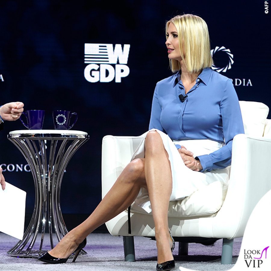 FOTO/Ivanka Trump “harron” të veshë reçipetat, këmisha i zbulon më shumë seç duhet