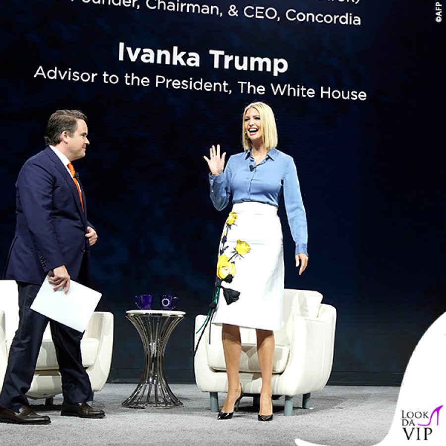 FOTO/Ivanka Trump “harron” të veshë reçipetat, këmisha i zbulon më shumë seç duhet