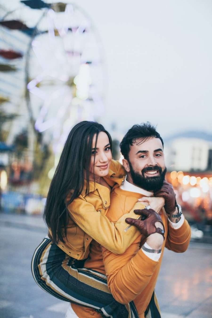 FOTO/Çifti i njohur bëhen prindër së shpejti, Bes Kallaku lë komentin epik në foton e tyre