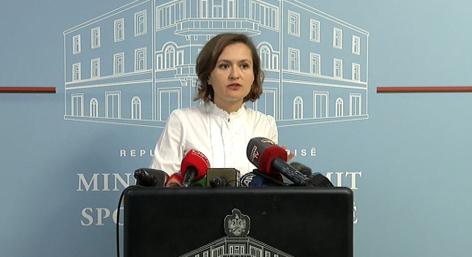 Qeveria pranon hapur uljen e numrit të nxënësve, por shifrës 100 mijë i heq një zero