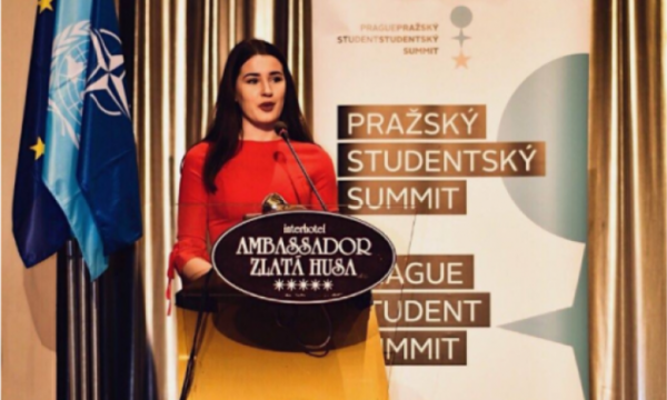 Kush është 19-vjeçarja që i prezantoi shqiptarët në Samitin e NATO-s