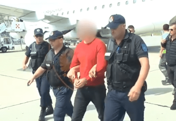 I veshur kuq e zi, momenti kur Arbër Çekaj mbërrin në Rinas