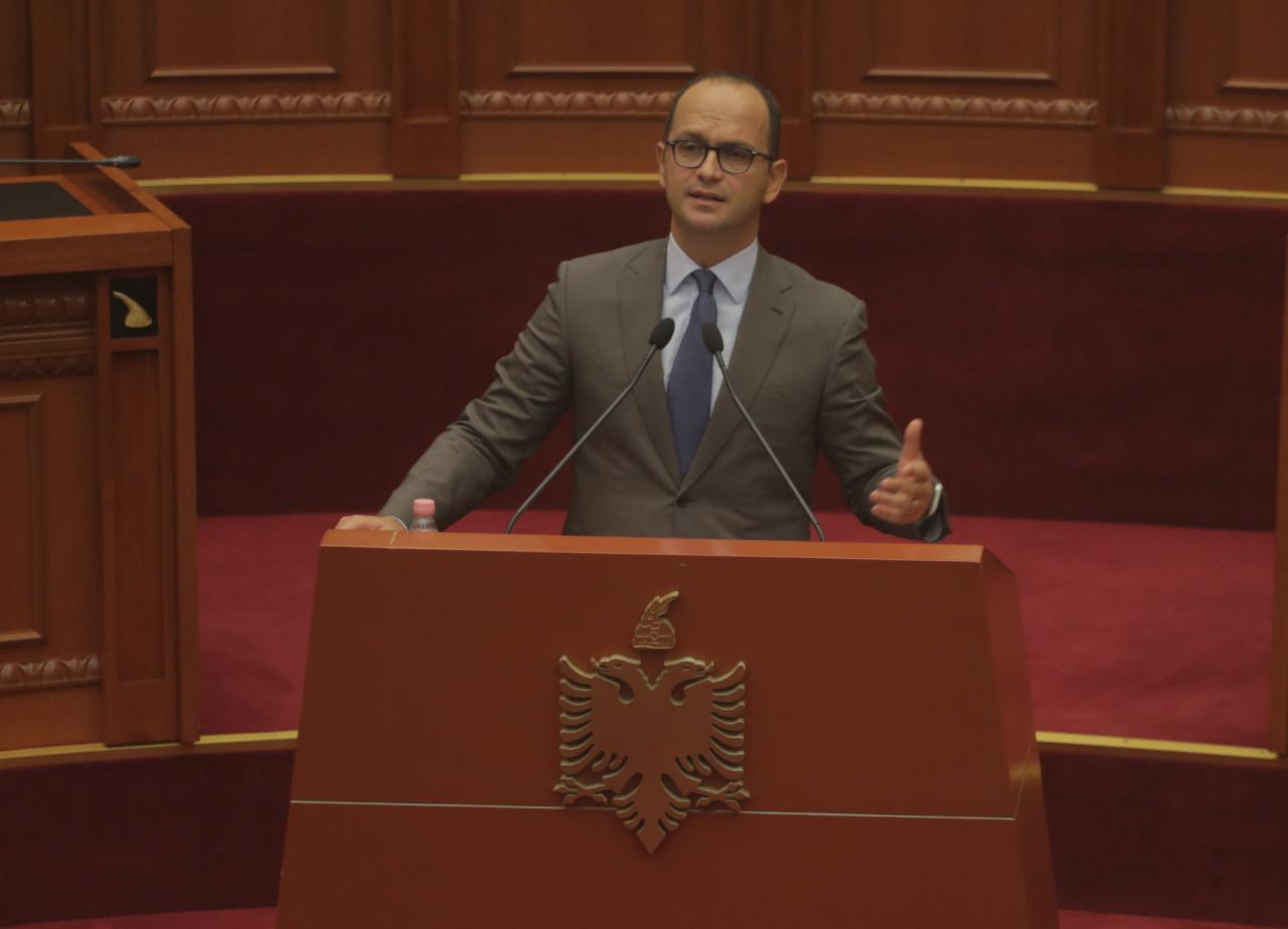 Bushati ‘shpërthen’ në Parlament: “Të ardhurat janë përqëndruar në një grusht njerëzish”