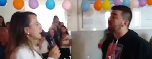 “Je turp i shqiptarëve”, Rudina Hajdari përplaset me nxënësin, mundohet ta kalojë me humor situatën