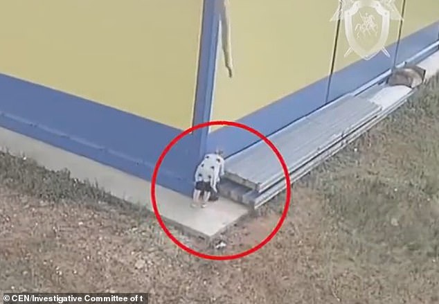 VIDEO/ Gruaja  braktis foshnjen pas supermarketit, pamje e dhimbshme