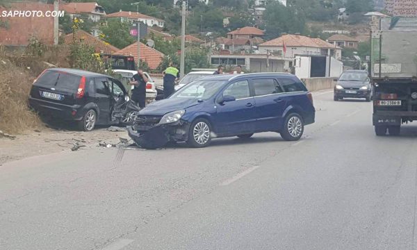 Aksident në Prrenjas, makinat përplasen kokë më kokë