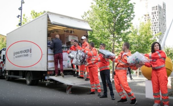 Erion Veliaj del bllof me ndihmat për tërmetin, poston foto të ndihmave që u çuan në Korçë