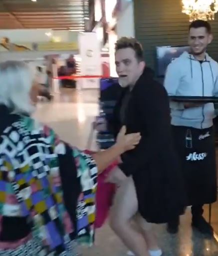 VIDEO/”Efektet e tërmetit”, Mamaqi publikon pamjet kur Juli vrapon mes aeroportit me mbathje