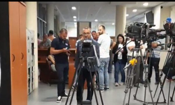 Katër orë me vonesë, si po e pret vendimin e gjykatës ish- ministri Tahiri