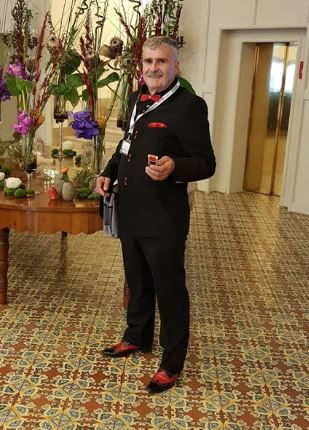 “Detyrova italianët të flasin shqip”, Me këpucë kaubojsash Kujtim Gjuzi mburret në rrjetet sociale