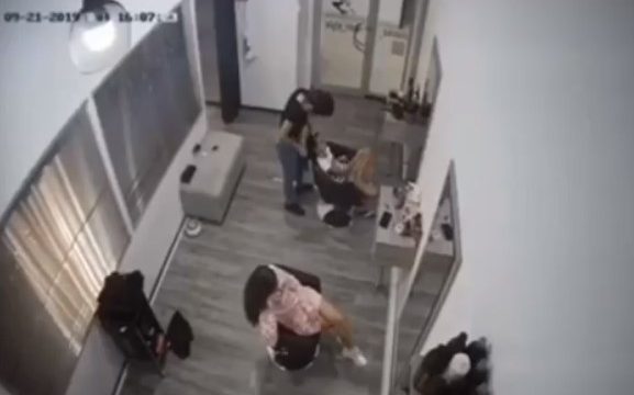 VIDEO/ Femrat as tërmeti nuk i ngre dot nga parukeria