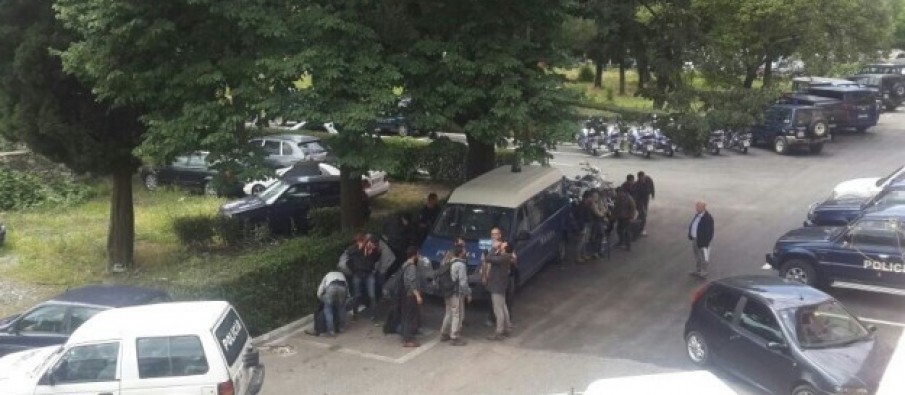 Kapet në furgon me 24 klandestinë, arrestohet i riu në Pogradec
