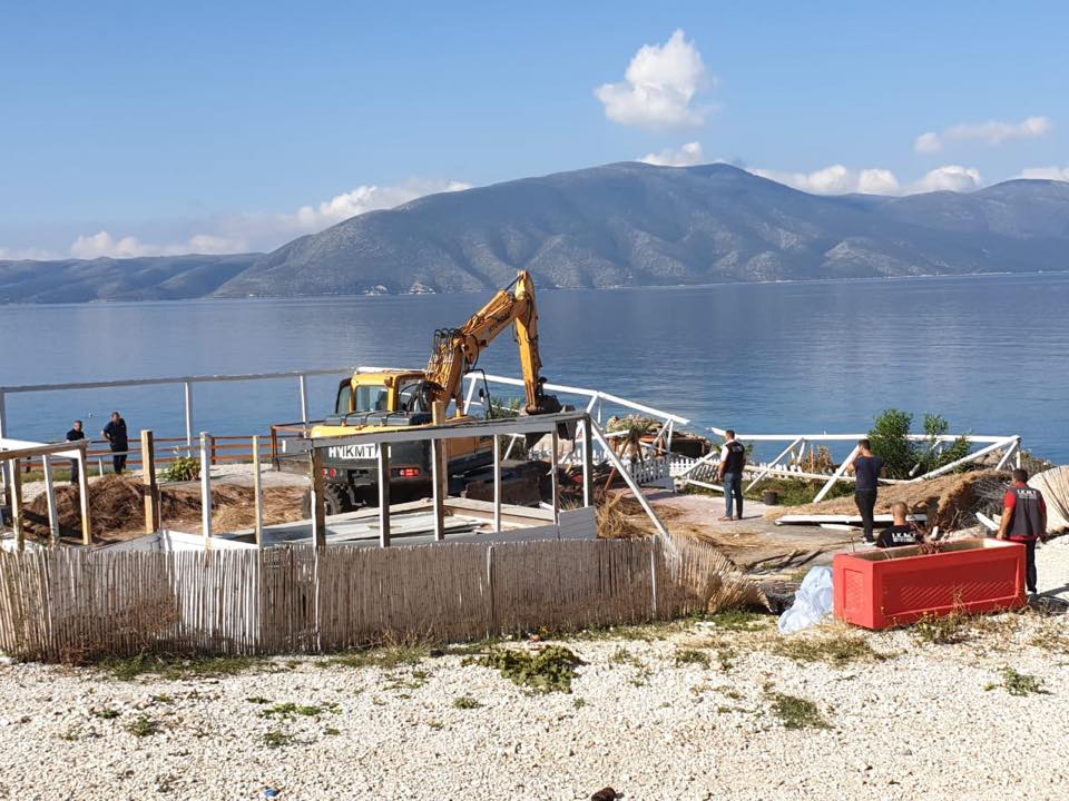 FOTO/Nuk ndalen aksionet e IKMT-së, nis java e tretë e shembjeve buzë detit