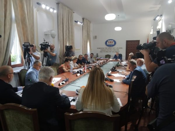 Debat në Komisionin e Ligjeve, Fino: Meta e ka personale me mua