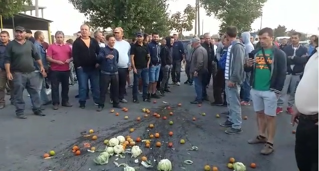 Bashkia mbyll tregun, tregtarët e Korcës bllokojnë qytetin