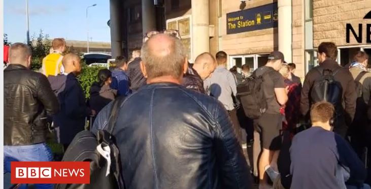 VIDEO/Dyshime për bombë, evakuohet aeroporti i Mançesterit, burri vrapon lakuriq