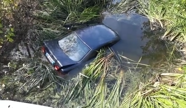 FOTO/Dalin pamjet ku u aksidentuan 4 të rinj, makina përfundon në kanalin me ujë